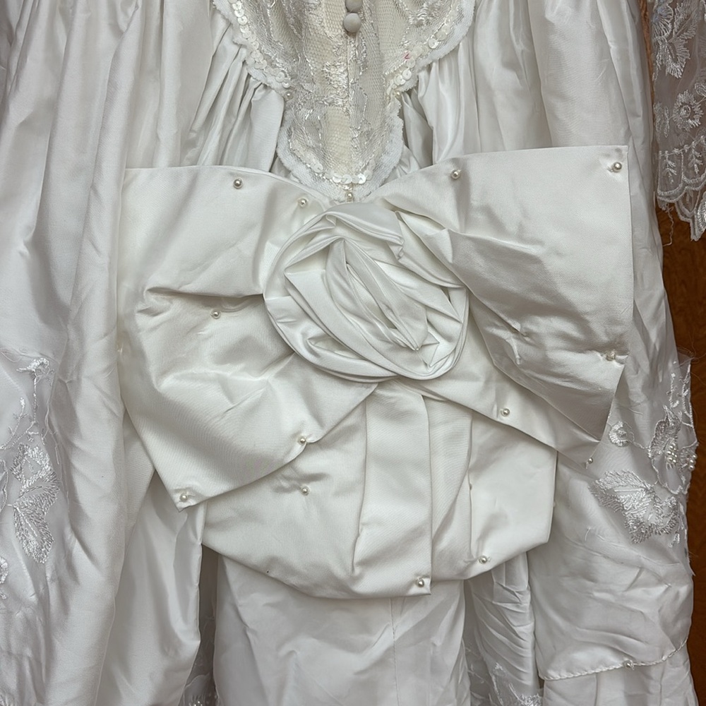 Vintage 80’s Wedding Dress lace and heart bow accents - Picture 7 of 16